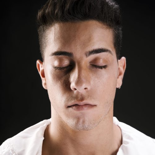 hombre-elegante-sonando-despierto