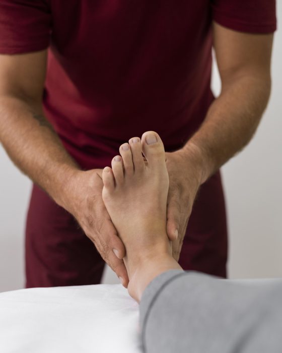 patoient-de-osteopatia-recibiendo-masaje-de-tratamiento